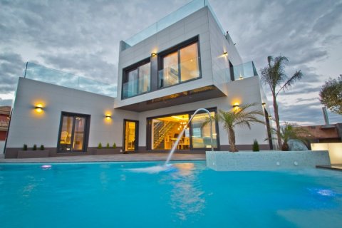 157.00m² Villa en La Zenia, Spain No. 25106 1