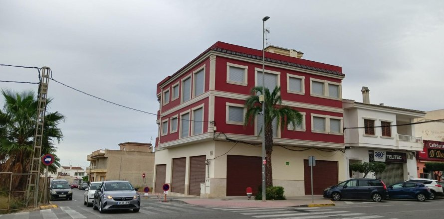 249m² Commercial property en Los Montesinos, Spain No. 26580