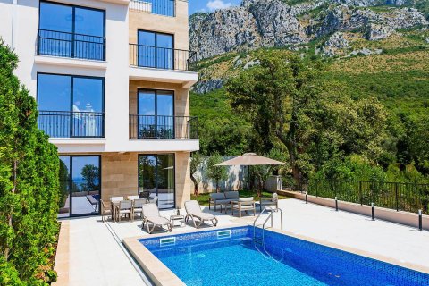 4 dormitorios Townhouse en Budva, Montenegro No. 66902 3