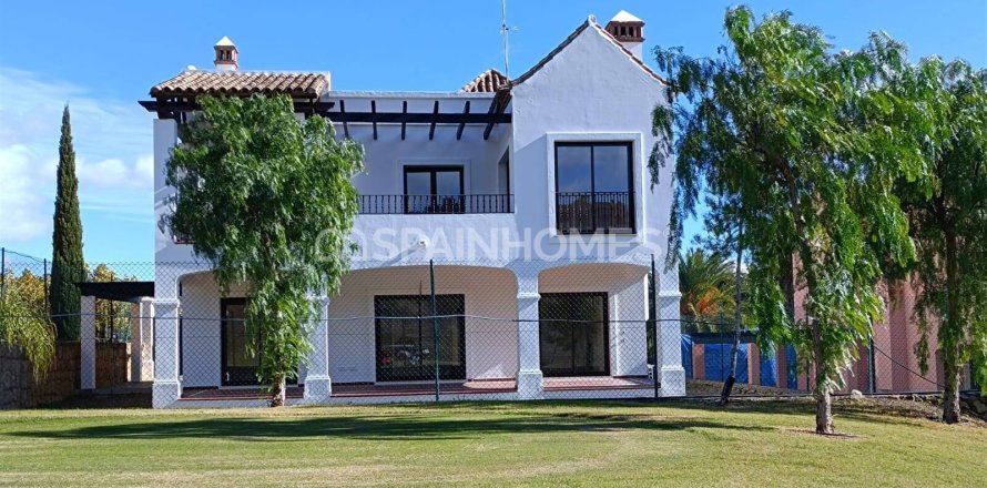 3 bedrooms Villa in Estepona, Spain No. 25671