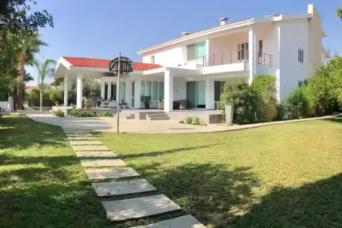 7 bedrooms House in Nicosia, Cyprus No. 30781 1