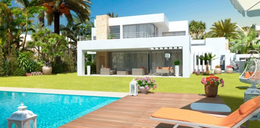 4 bedrooms House in Estepona, Spain No. 25472