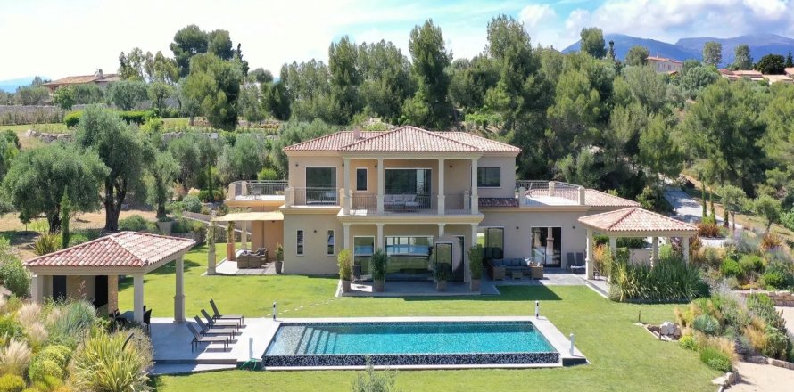 5 bedrooms Villa in Roquefort-les-Pins, France No. 67251