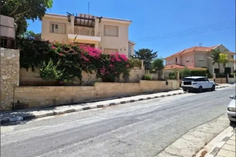 5 bedrooms House in Agios Tychonas, Cyprus No. 39802 1