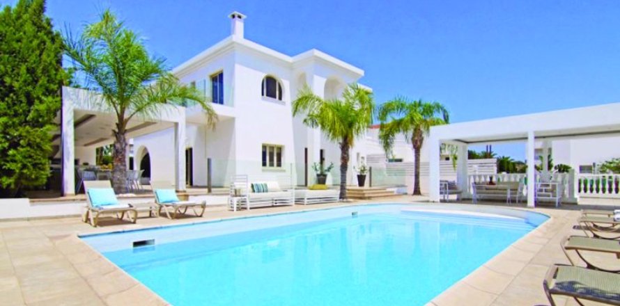 6 bedrooms Villa in Paralimni, Cyprus No. 37008