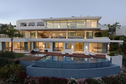 5 bedrooms Villa in Benahavis, Spain No. 27051 1