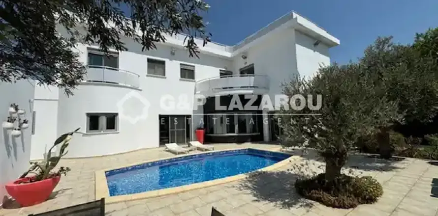 4 bedrooms House in Nicosia, Cyprus No. 39958