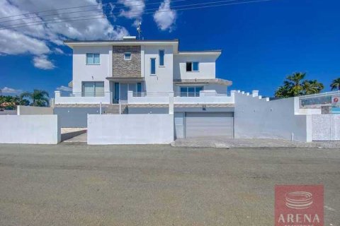 5 bedrooms Villa in Paralimni, Cyprus No. 30839 1