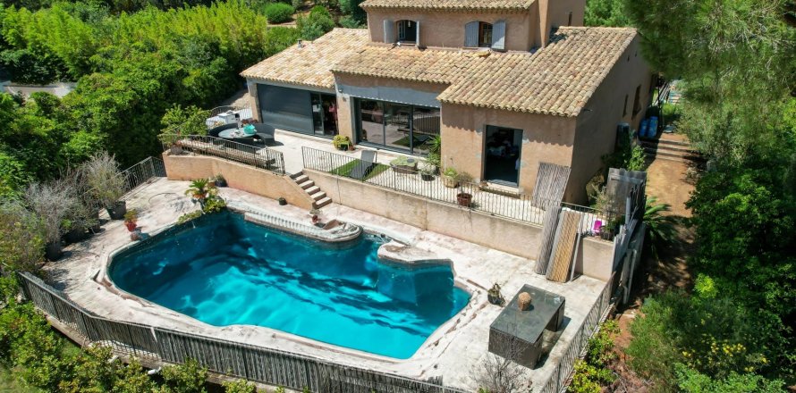 4 bedrooms House in Grimaud, France No. 68206