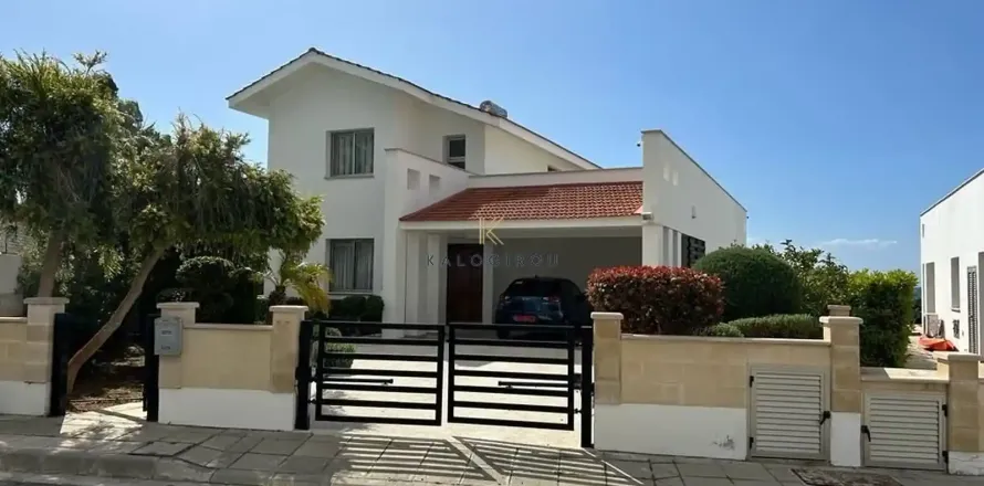 4 bedrooms House in Larnaca, Cyprus No. 29421