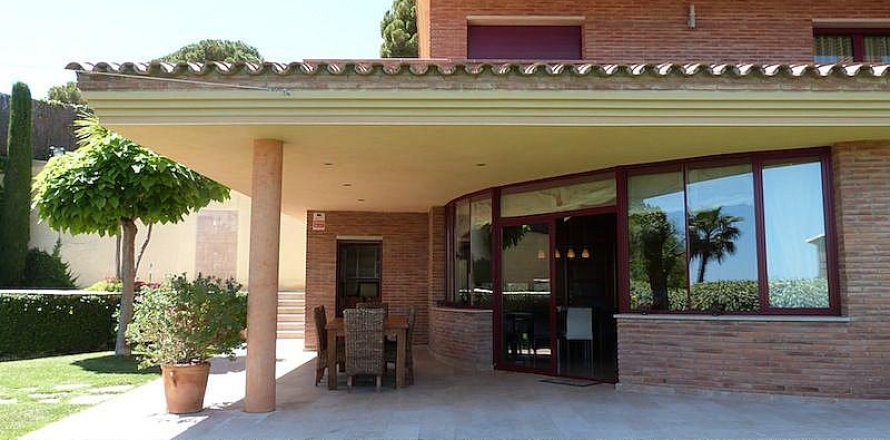 5 bedrooms House in Premia De Dalt, Spain No. 25271