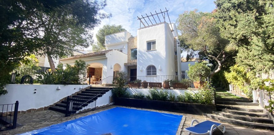 5 bedrooms Villa in Campoamor, Spain No. 26377