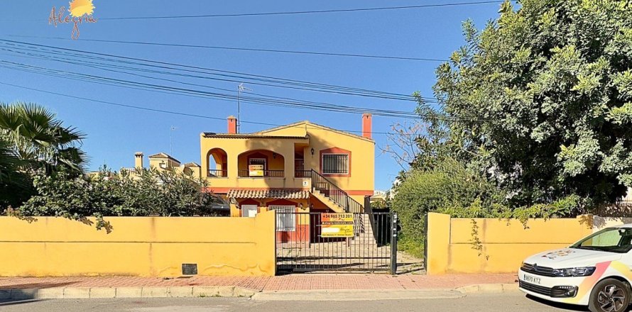 6 bedrooms Villa in Torrevieja, Spain No. 26315