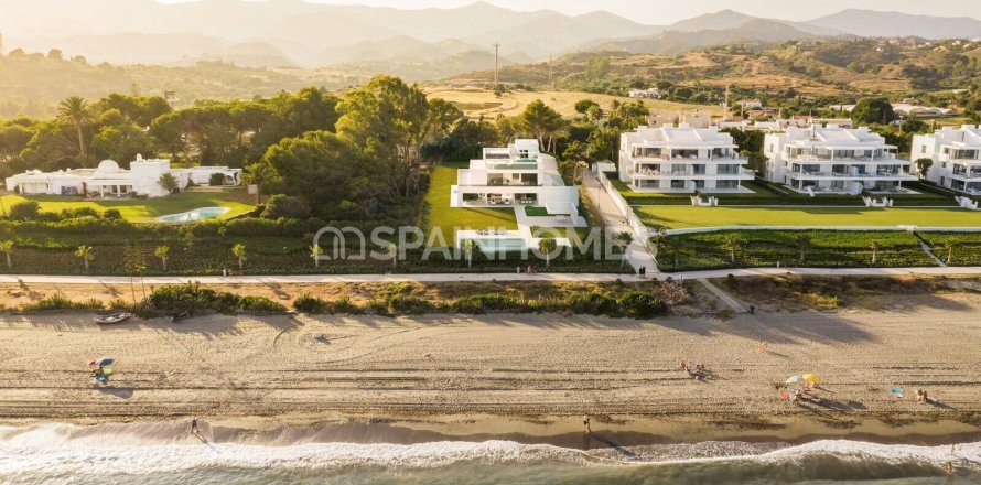 4 bedrooms Villa in Estepona, Spain No. 26782