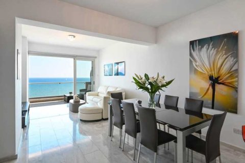 2 bedrooms Apartment in Larnaca, Cyprus No. 74214 2