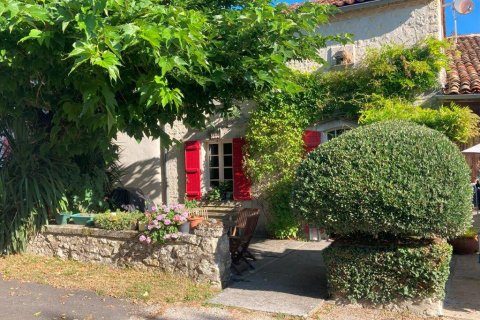 7 chambres House à Poullignac, France No. 69421 2