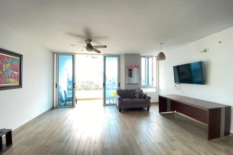 2 dormitorios Apartment en Panamá, Panama No. 70621 3