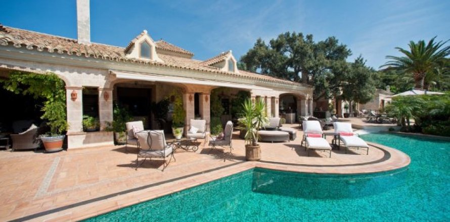 5 bedrooms House in Benahavis, Spain No. 25460