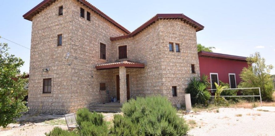 4 bedrooms Villa in Nicosia, Cyprus No. 28037