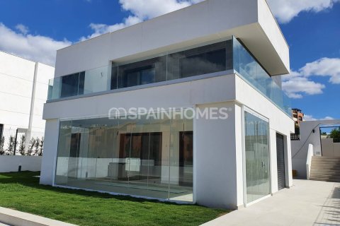 4 bedrooms Villa in Manilva, Spain No. 25733 13