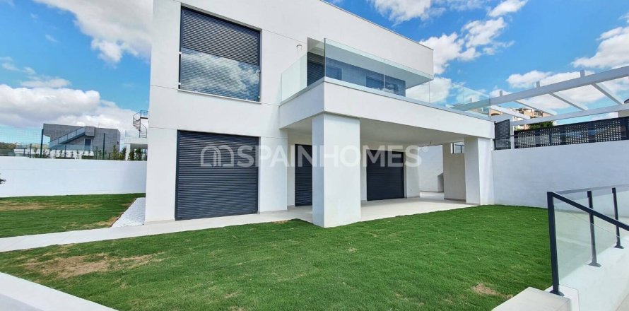 4 bedrooms Villa in Manilva, Spain No. 25733