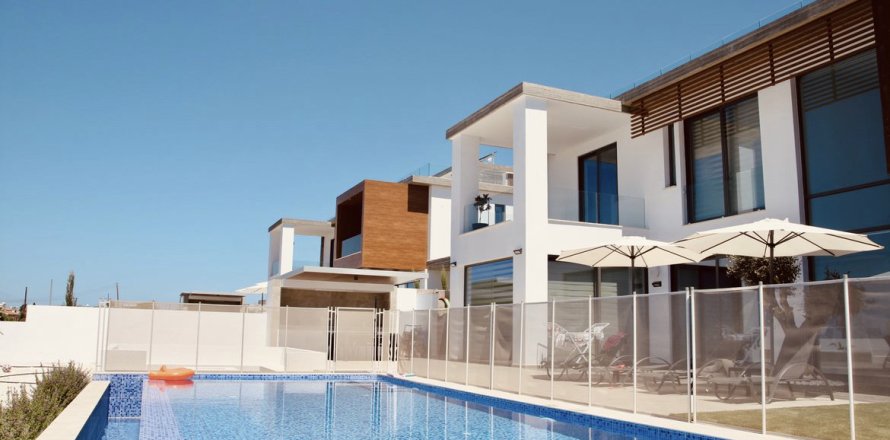 4 bedrooms Villa in Paphos, Cyprus No. 38056