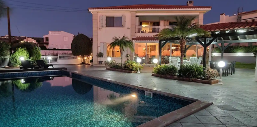 6 bedrooms Villa in Konia, Cyprus No. 63344