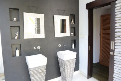 4 bedrooms Villa in Jimbaran, Indonesia No. 22972 13