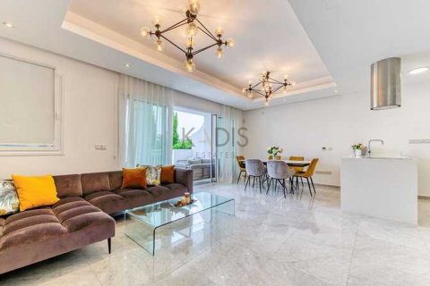 4 bedrooms Villa in Limassol, Cyprus No. 65576 3