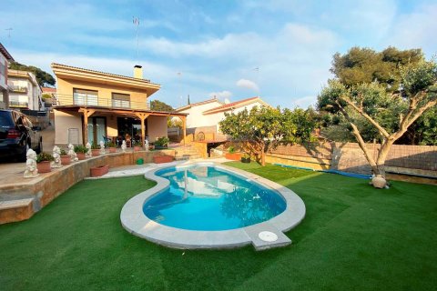 4 dormitorios House en Castelldefels, Spain No. 25135 1