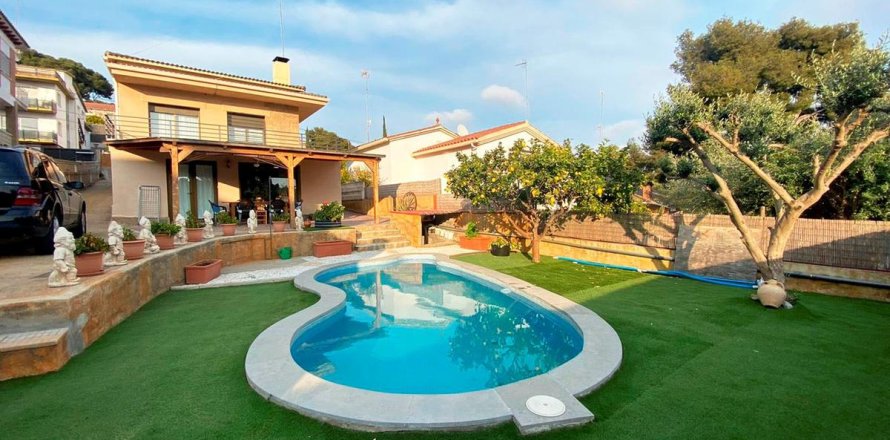 4 bedrooms House in Castelldefels, Spain No. 25135