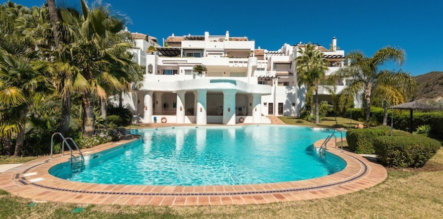 3 bedrooms Apartment in Benahavis, Spain No. 25138