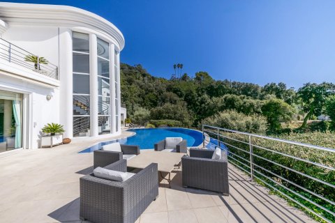 5 bedrooms Villa in Cannes, France No. 73156 3