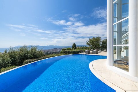 5 bedrooms Villa in Cannes, France No. 73156 2