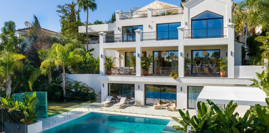 5 bedrooms Villa in Marbella, Spain No. 27326