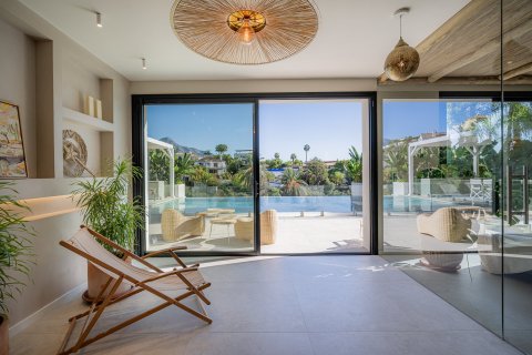 5 bedrooms Villa in Marbella, Spain No. 27326 14