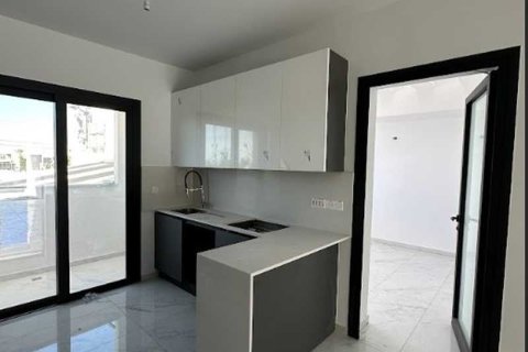 2 bedrooms Penthouse in Limassol, Cyprus No. 72612 3