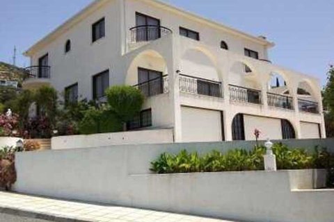 5 bedrooms House in Tala, Cyprus No. 39639 1