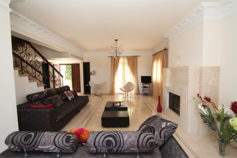 4 bedrooms Villa in Paralimni, Cyprus No. 36589 7