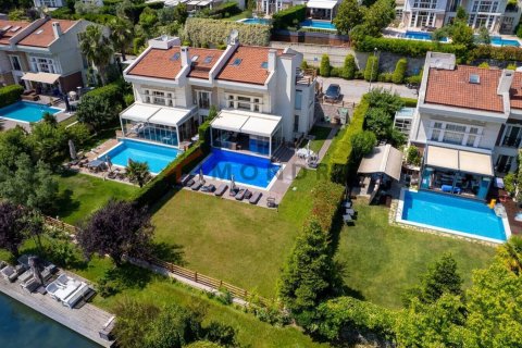 6+1 Villa in Sariyer, Turkey No. 16762 2