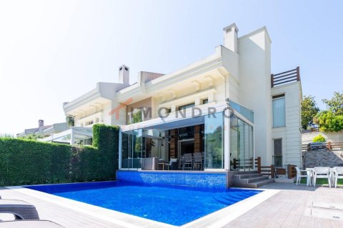 6+1 Villa in Sariyer, Turkey No. 16762 3