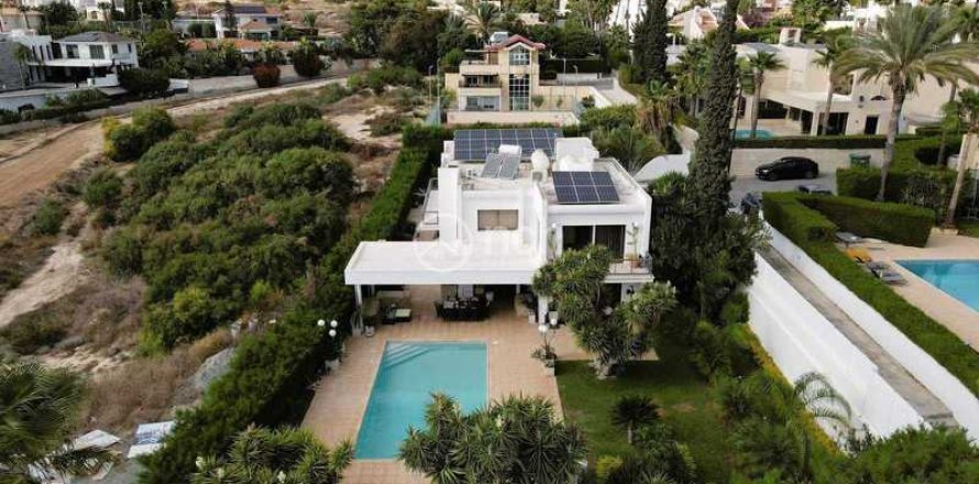 6 bedrooms Villa in Agios Tychonas, Cyprus No. 30846