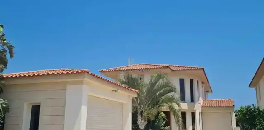 5 bedrooms House in Pervolia, Cyprus No. 29337