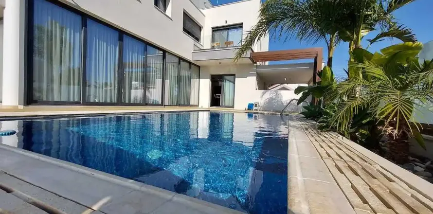 4 bedrooms Villa in Germasogeia, Cyprus No. 30377