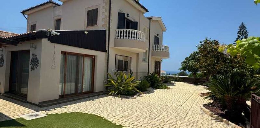 4 bedrooms Villa in Kouklia, Cyprus No. 30541