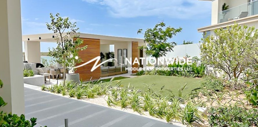 7 bedrooms Villa in Abu Dhabi, UAE No. 71155