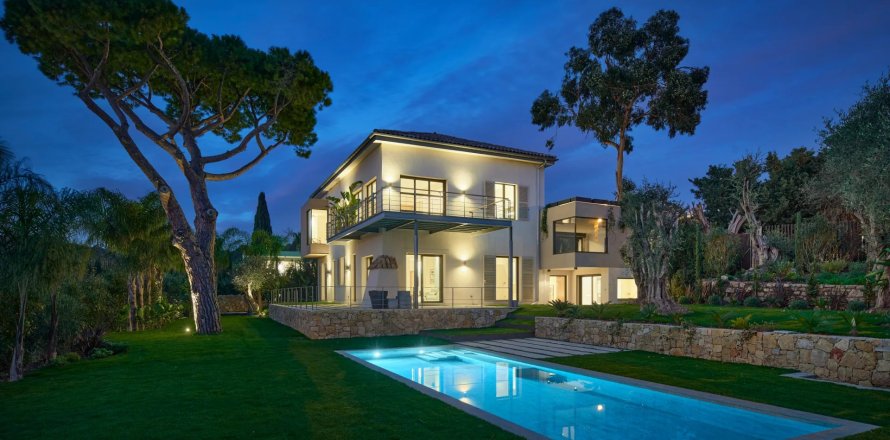 5 bedrooms Villa in Cannes, France No. 67297