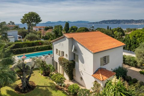 5 bedrooms Villa in Antibes, France No. 67292 3