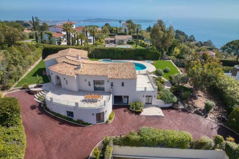 5 bedrooms Villa in Cannes, France No. 69170 2