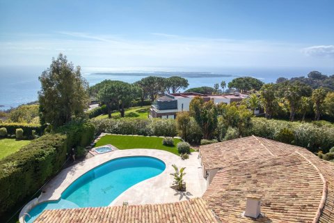 5 bedrooms Villa in Cannes, France No. 69170 3